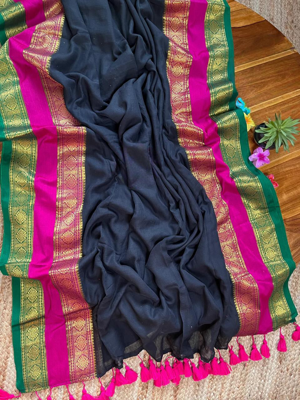 KANCHI BORDER MULLCOTTON - Black with Rani Pink